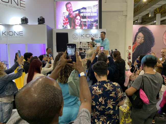 Paulo Persil no stand da Kione Hair Brasil 2022 (2)