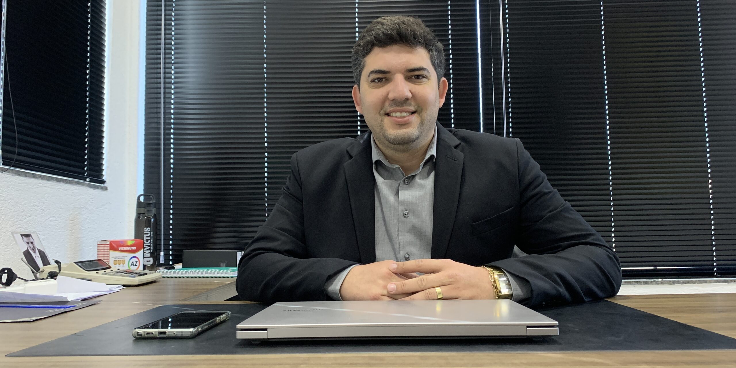 Túlio Alvarenga é homenageado em Formiga Kione Creative Cosmetic empresário