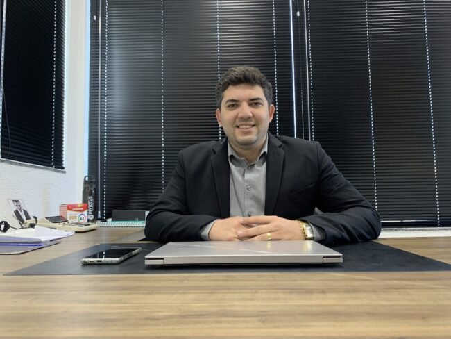 Túlio Alvarenga é homenageado em Formiga Kione Creative Cosmetic empresário