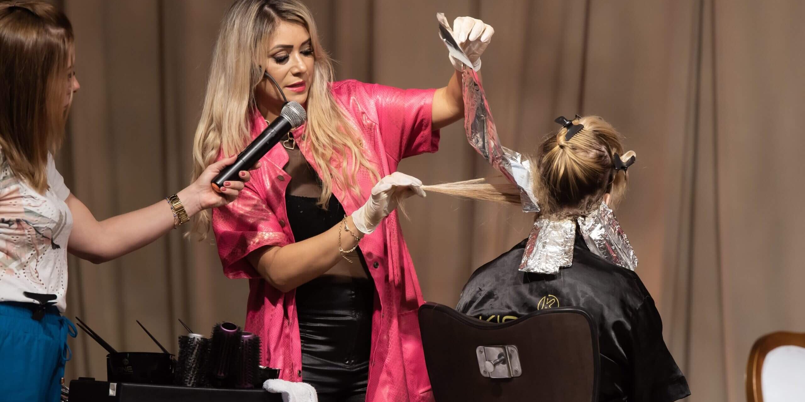 MONIQUE PORTELA KIONE COSMÉTICOS CURSO PARA CABELEIREIROS TÉCNICA DE MECHAS E ALISAMENTOS 2023