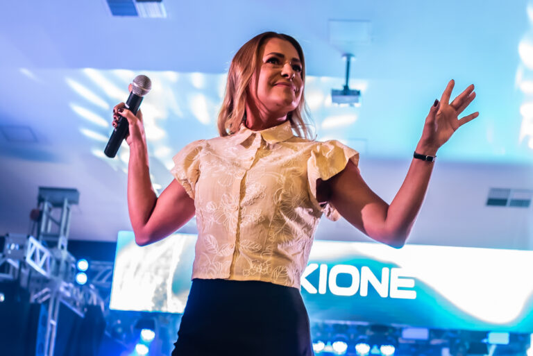 MARLI MENDES É CONFIRMADA NA 7ª CONVENÇÃO NACIONAL KIONE, A MAIOR IMERSÃO PARA CABELEIREIROS NO BRASIL